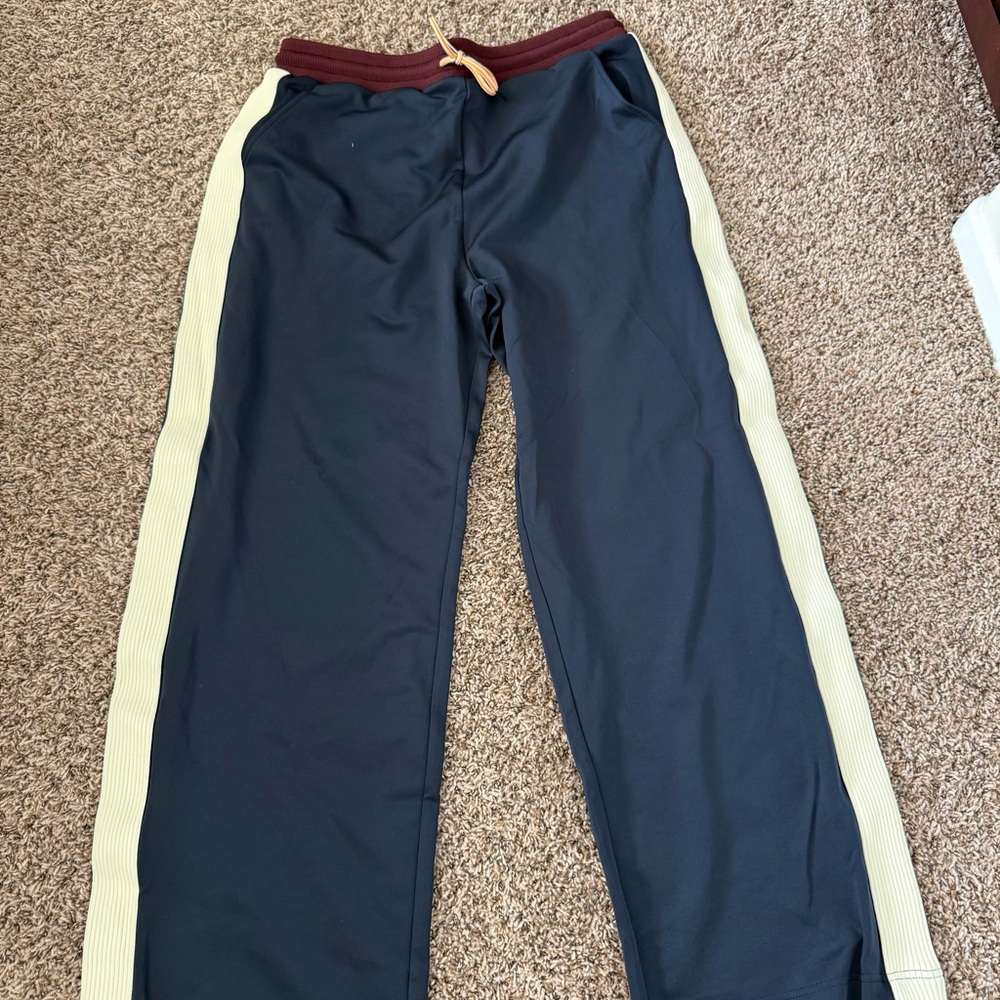 Daisy Pant in Midnight
Steve Madden